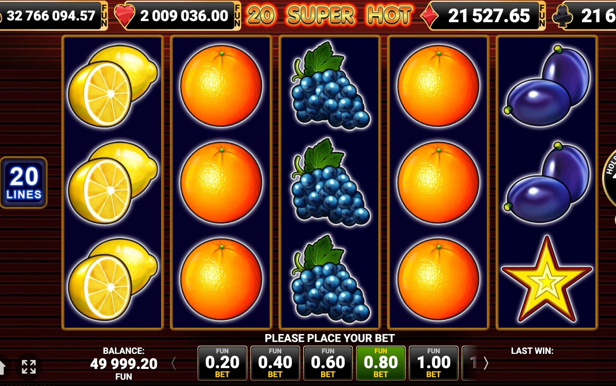 Símbolos de frutas e estrela nos rolos de 20 Super Hot com painel de jackpot