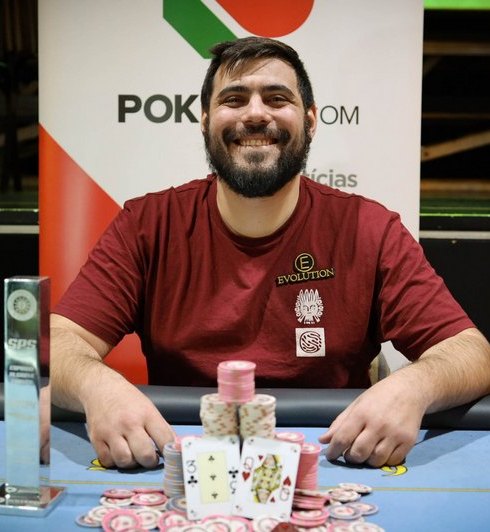 Tiago Ferreira em 2024, este último ao vencer o maior Main Event